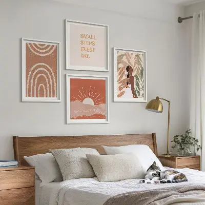 Billedvæg over sofa med boho abstrakte former