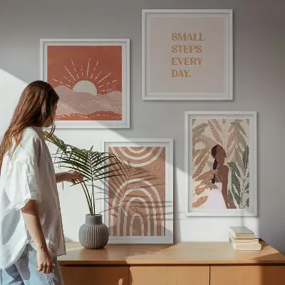 Billedvæg over sofa med boho abstrakte former