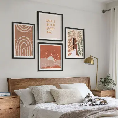 Billedvæg over sofa med boho abstrakte former