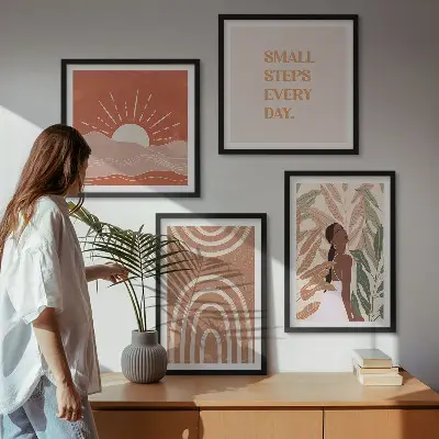 Billedvæg over sofa med boho abstrakte former