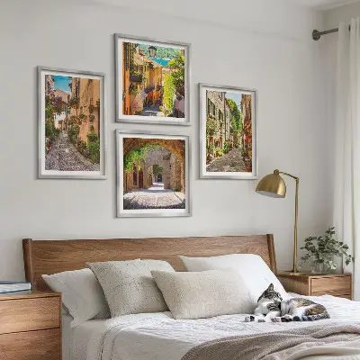Billedvæg over sofa med italienske gader, blomster og arkitektur