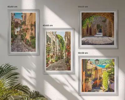 Billedvæg over sofa med italienske gader, blomster og arkitektur