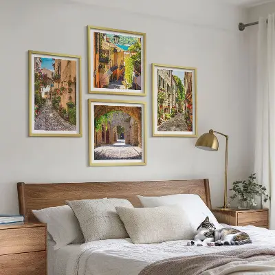 Billedvæg over sofa med italienske gader, blomster og arkitektur