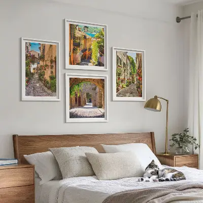 Billedvæg over sofa med italienske gader, blomster og arkitektur