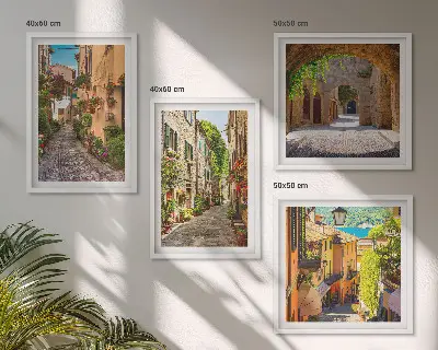 Billedvæg over sofa med italienske gader, blomster og arkitektur