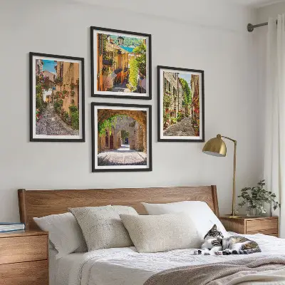 Billedvæg over sofa med italienske gader, blomster og arkitektur