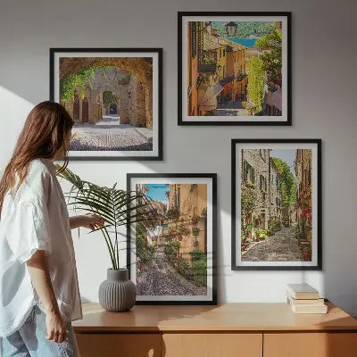 Billedvæg over sofa med italienske gader, blomster og arkitektur