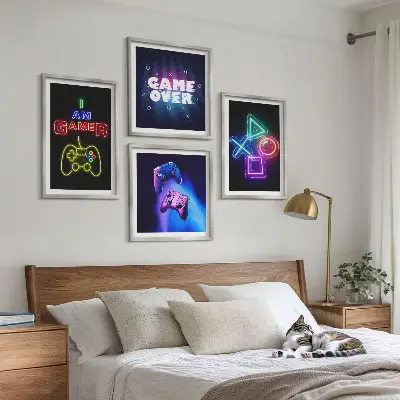 Billedvæg over sofa med motiver af gamepads og ikoner til gamere