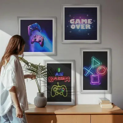 Billedvæg over sofa med motiver af gamepads og ikoner til gamere