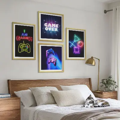 Billedvæg over sofa med motiver af gamepads og ikoner til gamere