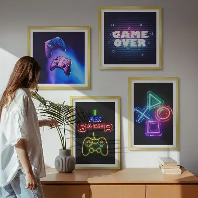 Billedvæg over sofa med motiver af gamepads og ikoner til gamere