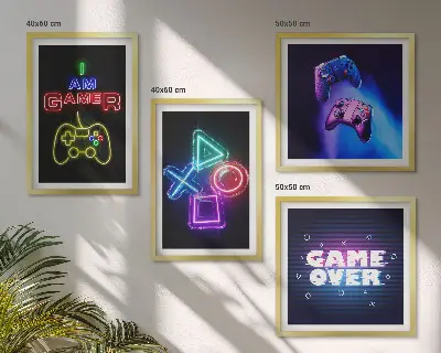 Billedvæg over sofa med motiver af gamepads og ikoner til gamere