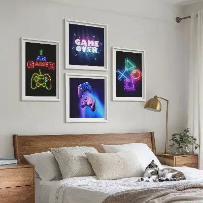 Billedvæg over sofa med motiver af gamepads og ikoner til gamere
