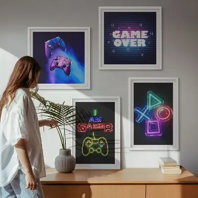 Billedvæg over sofa med motiver af gamepads og ikoner til gamere