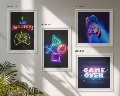 Billedvæg over sofa med motiver af gamepads og ikoner til gamere