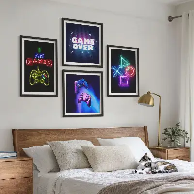 Billedvæg over sofa med motiver af gamepads og ikoner til gamere