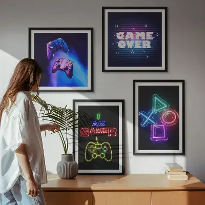Billedvæg over sofa med motiver af gamepads og ikoner til gamere