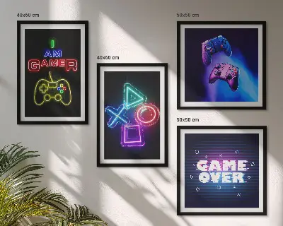 Billedvæg over sofa med motiver af gamepads og ikoner til gamere