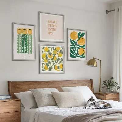 Billedvæg til over sofaen med plantemønstre og blomster