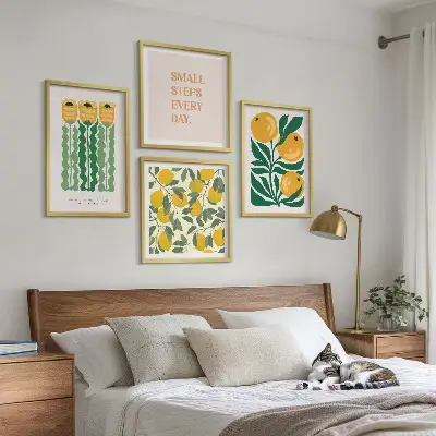 Billedvæg til over sofaen med plantemønstre og blomster