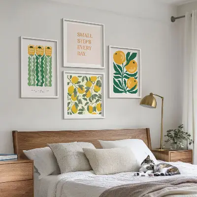 Billedvæg til over sofaen med plantemønstre og blomster