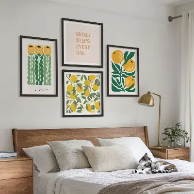 Billedvæg til over sofaen med plantemønstre og blomster
