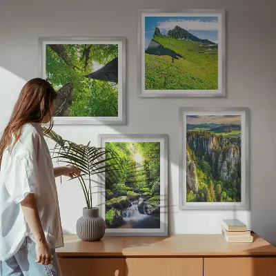 Billedvæg over sofa med motiv af grønne bjerge, vandfald og skov