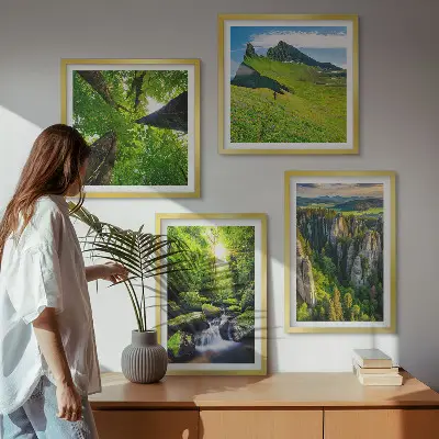 Billedvæg over sofa med motiv af grønne bjerge, vandfald og skov