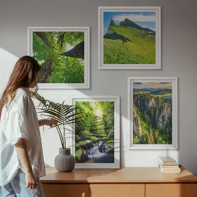 Billedvæg over sofa med motiv af grønne bjerge, vandfald og skov