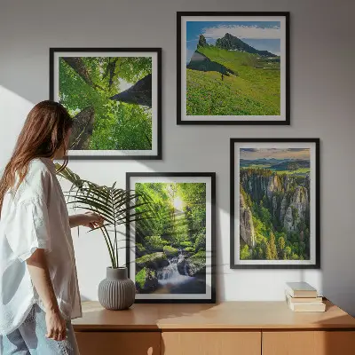 Billedvæg over sofa med motiv af grønne bjerge, vandfald og skov
