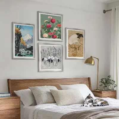 Billedvæg over sofa med motiv af bjerge, flod, blomster og traner