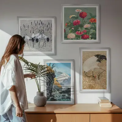 Billedvæg over sofa med motiv af bjerge, flod, blomster og traner