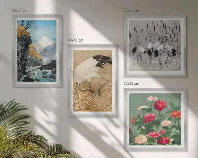 Billedvæg over sofa med motiv af bjerge, flod, blomster og traner