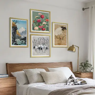 Billedvæg over sofa med motiv af bjerge, flod, blomster og traner
