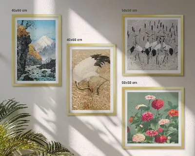 Billedvæg over sofa med motiv af bjerge, flod, blomster og traner