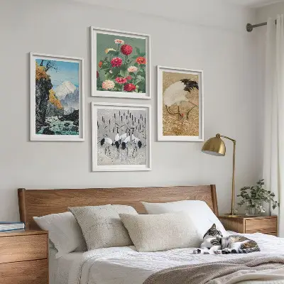 Billedvæg over sofa med motiv af bjerge, flod, blomster og traner
