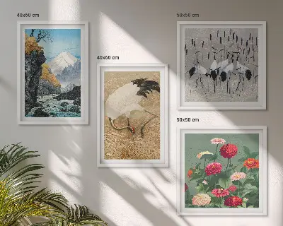 Billedvæg over sofa med motiv af bjerge, flod, blomster og traner
