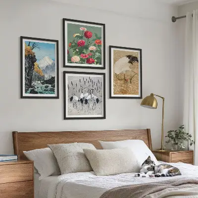 Billedvæg over sofa med motiv af bjerge, flod, blomster og traner