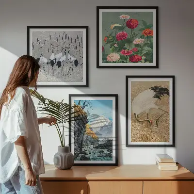 Billedvæg over sofa med motiv af bjerge, flod, blomster og traner