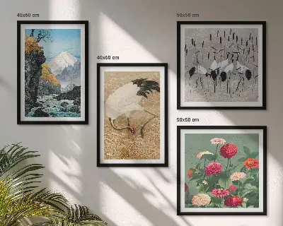 Billedvæg over sofa med motiv af bjerge, flod, blomster og traner