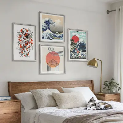 Billedvæg over sofa med japanske illustrationer af bjerge og fiskebølger
