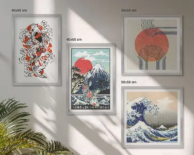Billedvæg over sofa med japanske illustrationer af bjerge og fiskebølger