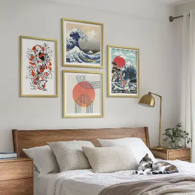 Billedvæg over sofa med japanske illustrationer af bjerge og fiskebølger