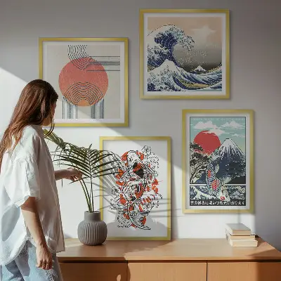 Billedvæg over sofa med japanske illustrationer af bjerge og fiskebølger