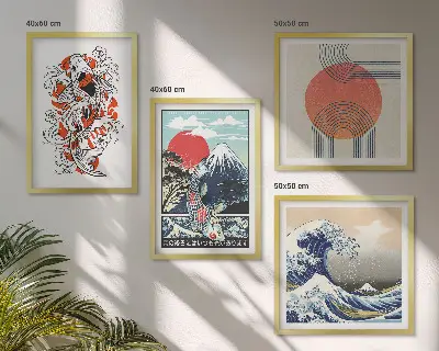 Billedvæg over sofa med japanske illustrationer af bjerge og fiskebølger