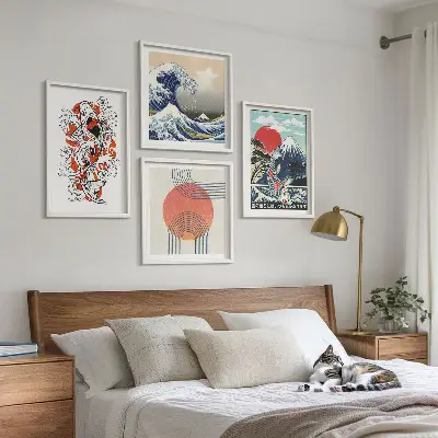 Billedvæg over sofa med japanske illustrationer af bjerge og fiskebølger