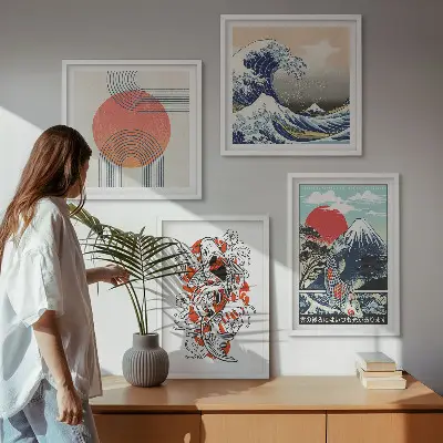 Billedvæg over sofa med japanske illustrationer af bjerge og fiskebølger