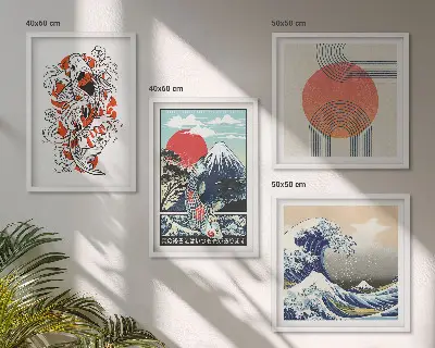 Billedvæg over sofa med japanske illustrationer af bjerge og fiskebølger