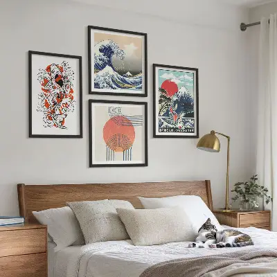 Billedvæg over sofa med japanske illustrationer af bjerge og fiskebølger