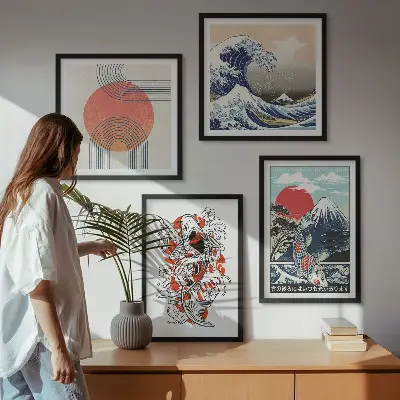 Billedvæg over sofa med japanske illustrationer af bjerge og fiskebølger